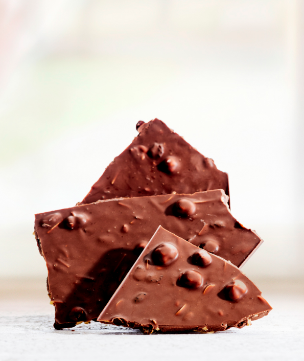 Image of Huusschoggi Milch Mit Mandeln & Sultaninen Aeschbach Chocolatier (200g)